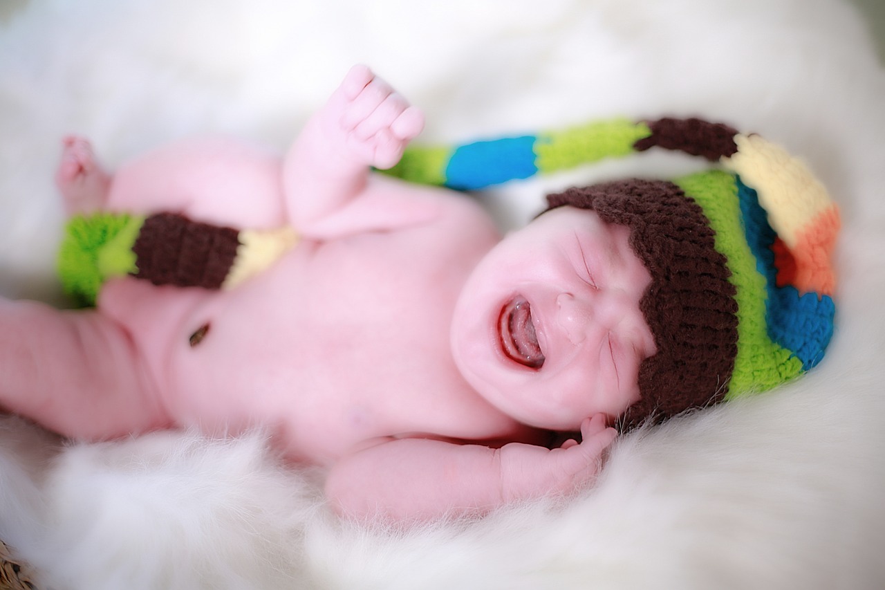 Baby schreit im Bett